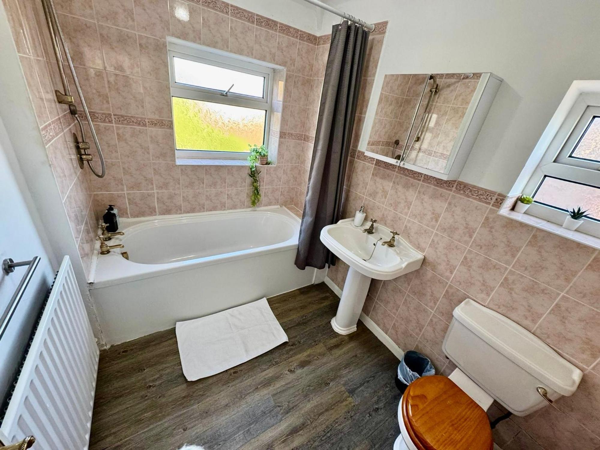 Spacious 4 Bed Home Near Nec, Jlr & Airport Parking For 3 Cars Ideal For Contractors! Solihull Exterior foto